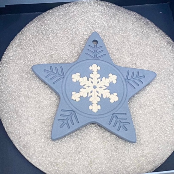 Vintage WEDGWOOD Pale Blue Jasper Ware Star Snowflake Annual Christmas Ornament - Picture 2 of 9